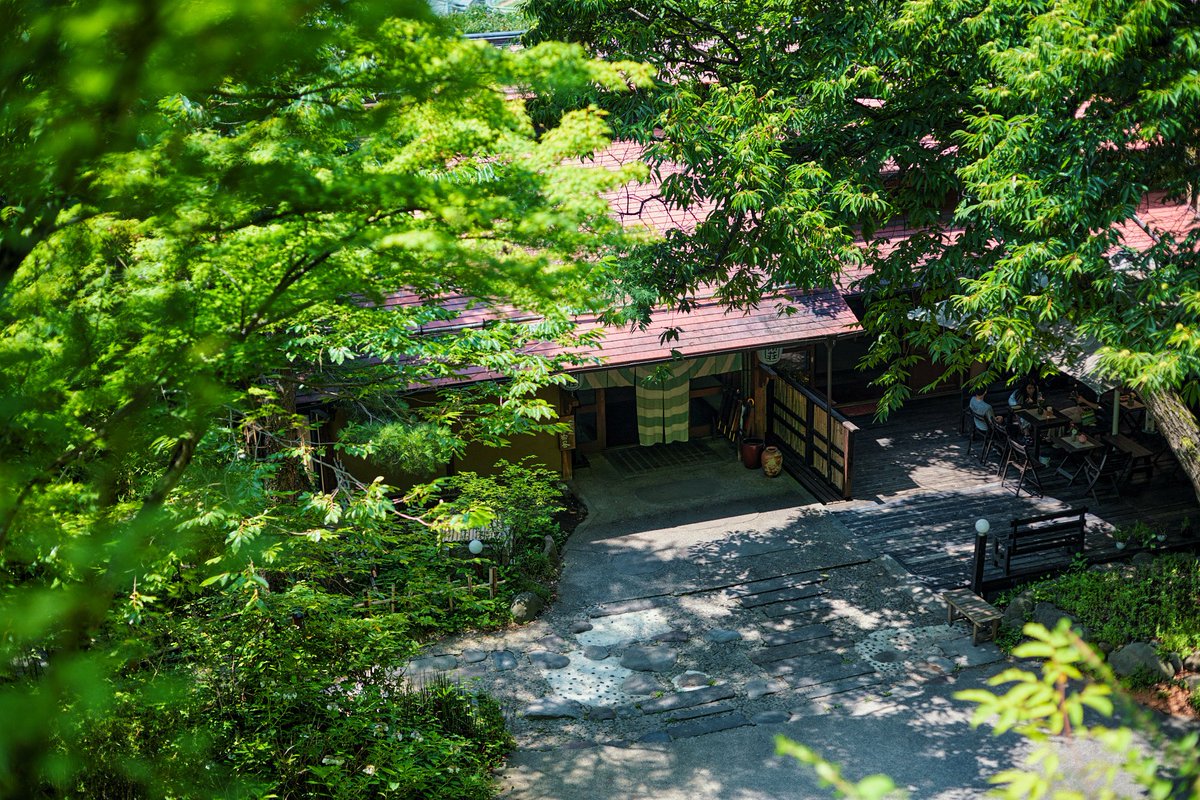 harikosi's tweet photo. 時が止まったような、ささやかな隠れ家。

千曲川を望む丘の上、木々のささやきと湯けむりと。

日々から少し離れる、初夏のひととき。

Plan
https://t.co/XLizmdQQLr
#中棚荘 #小諸 #新緑 #隠れ家 https://t.co/afLoKUylFt