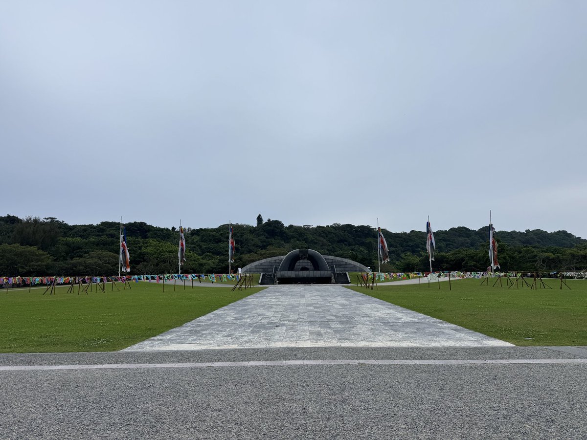 michaelmaechin's tweet photo. 🟧GW沖縄旅行　第４日④🟧

沖縄と日本と世界の今と平和を考える旅。首里城、沖縄すばに続いては…

沖縄平和祈念公園へ。
約10年ぶりの再訪…

沖縄本島南部の「沖縄戦終焉の地」糸満市摩文仁の丘陵を南に望む高台。

正確な情報を掴めない中での恐怖の米軍上陸。沖縄の人々は、どんな気持ちで日々生活していたのだろうか…

ただただ祈るのみ…
合掌