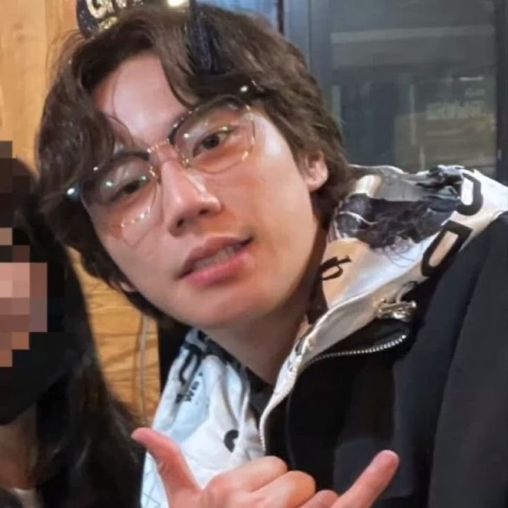 1znerv's tweet photo. 이준영 사진 찍을 때마다 🤙 이 포즈 하는 거 진심 가오 날티 개껴서 좋음 ㅋㅋ 어른 금성제 같고… 엉 https://t.co/IuOUEf8arF