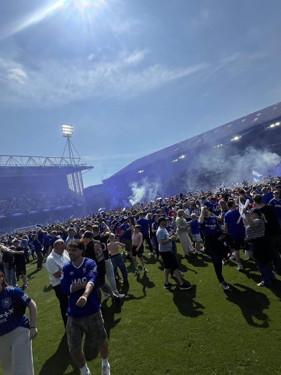 L12_MBR's tweet photo. DARA &amp; McKENNA’s MEN… WE’RE GOIN UP AGAIN!! 🎶 

🏆(P) ⚽️🚜💙 #itfc https://t.co/P3WBNvgngq
