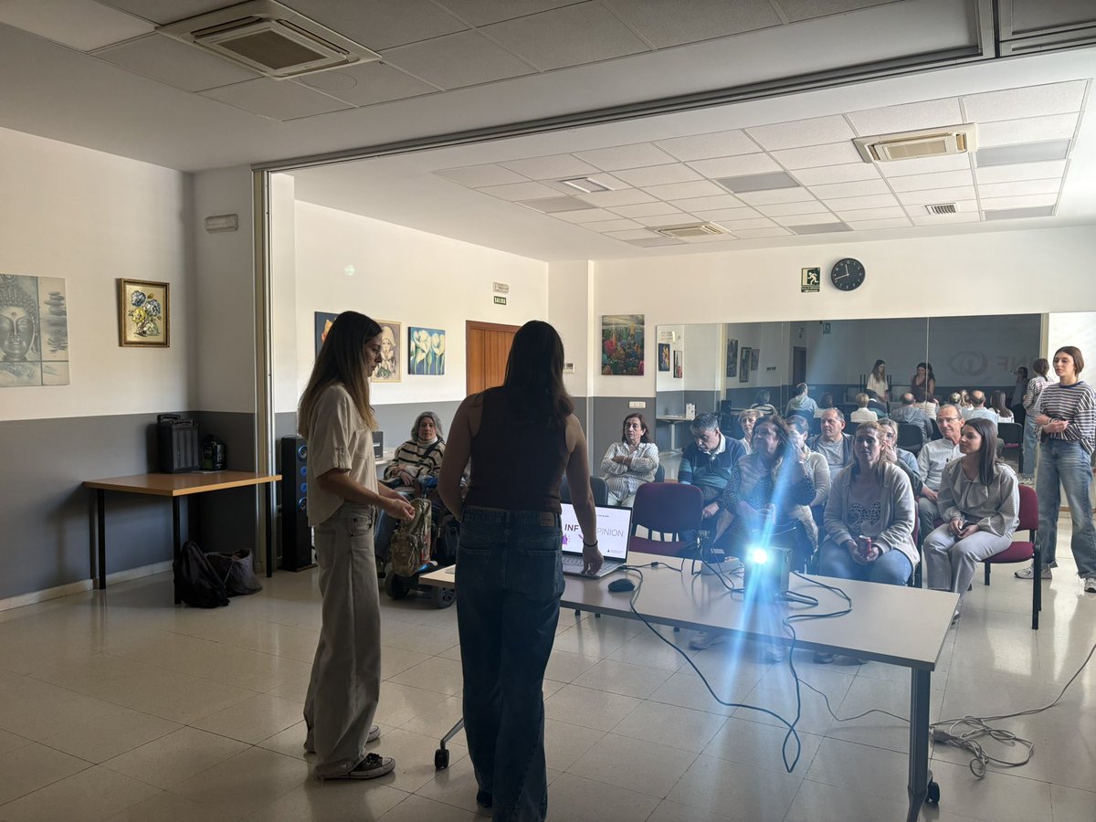 amfaem's tweet photo. 🗞️TALLER CÓMO DIFERENCIAR LOS BULOS DE LA INFORMACIÓN VERAZ🗞️

María y Gloria, alumnas de periodismo de la UMA, estuvieron el 17 de abril dando un taller sobre diferenciar los bulos de la información veraz. https://t.co/0yNRnbFE6a