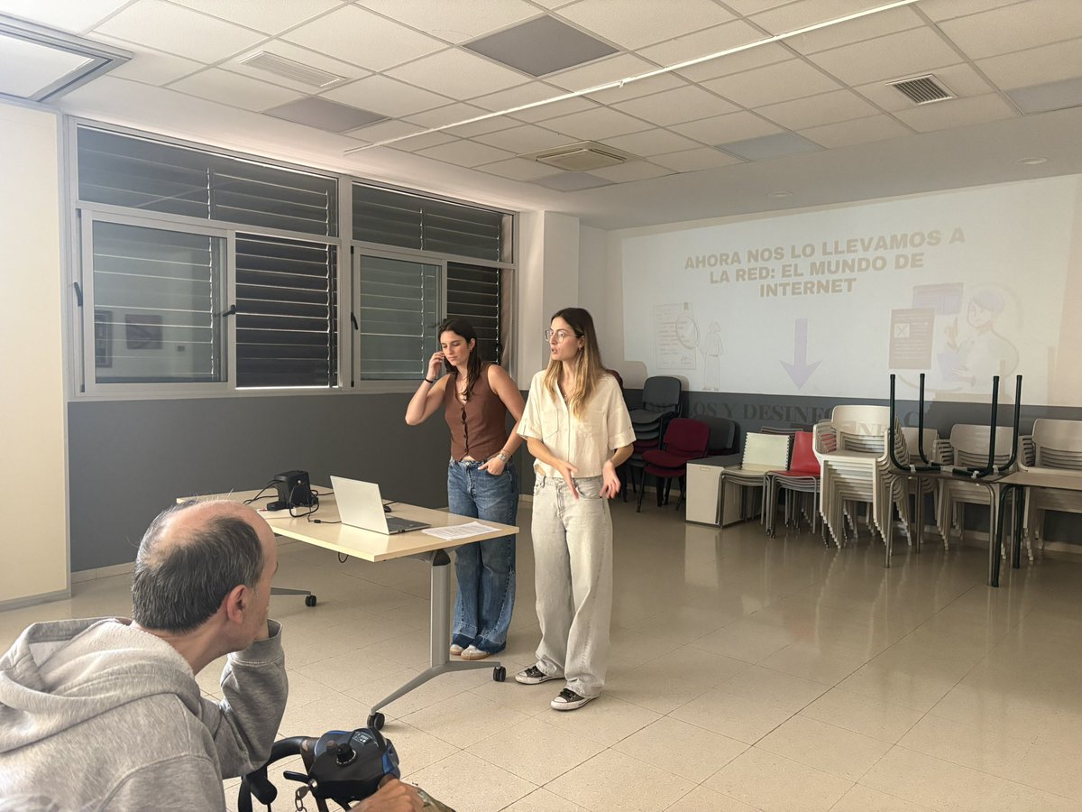 amfaem's tweet photo. 🗞️TALLER CÓMO DIFERENCIAR LOS BULOS DE LA INFORMACIÓN VERAZ🗞️

María y Gloria, alumnas de periodismo de la UMA, estuvieron el 17 de abril dando un taller sobre diferenciar los bulos de la información veraz. https://t.co/0yNRnbFE6a