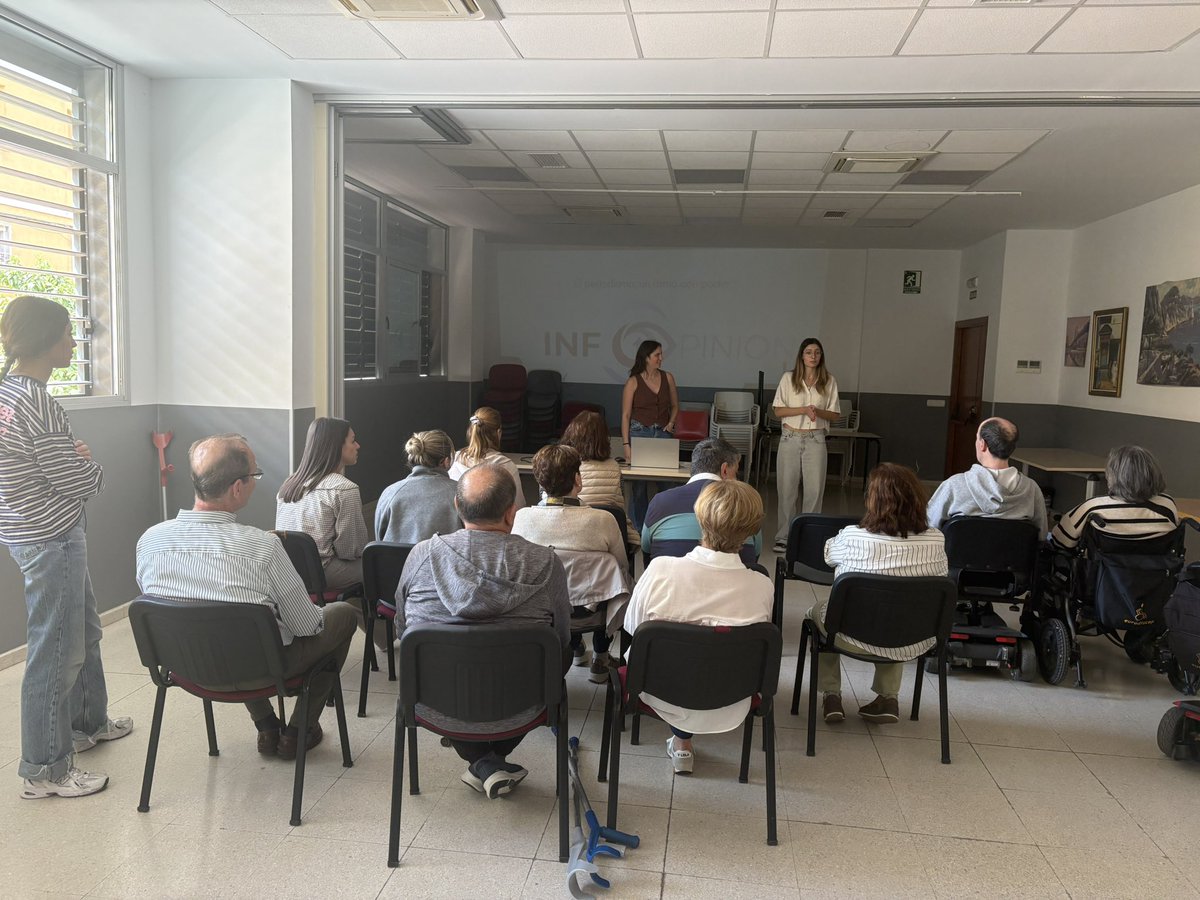 amfaem's tweet photo. 🗞️TALLER CÓMO DIFERENCIAR LOS BULOS DE LA INFORMACIÓN VERAZ🗞️

María y Gloria, alumnas de periodismo de la UMA, estuvieron el 17 de abril dando un taller sobre diferenciar los bulos de la información veraz. https://t.co/0yNRnbFE6a