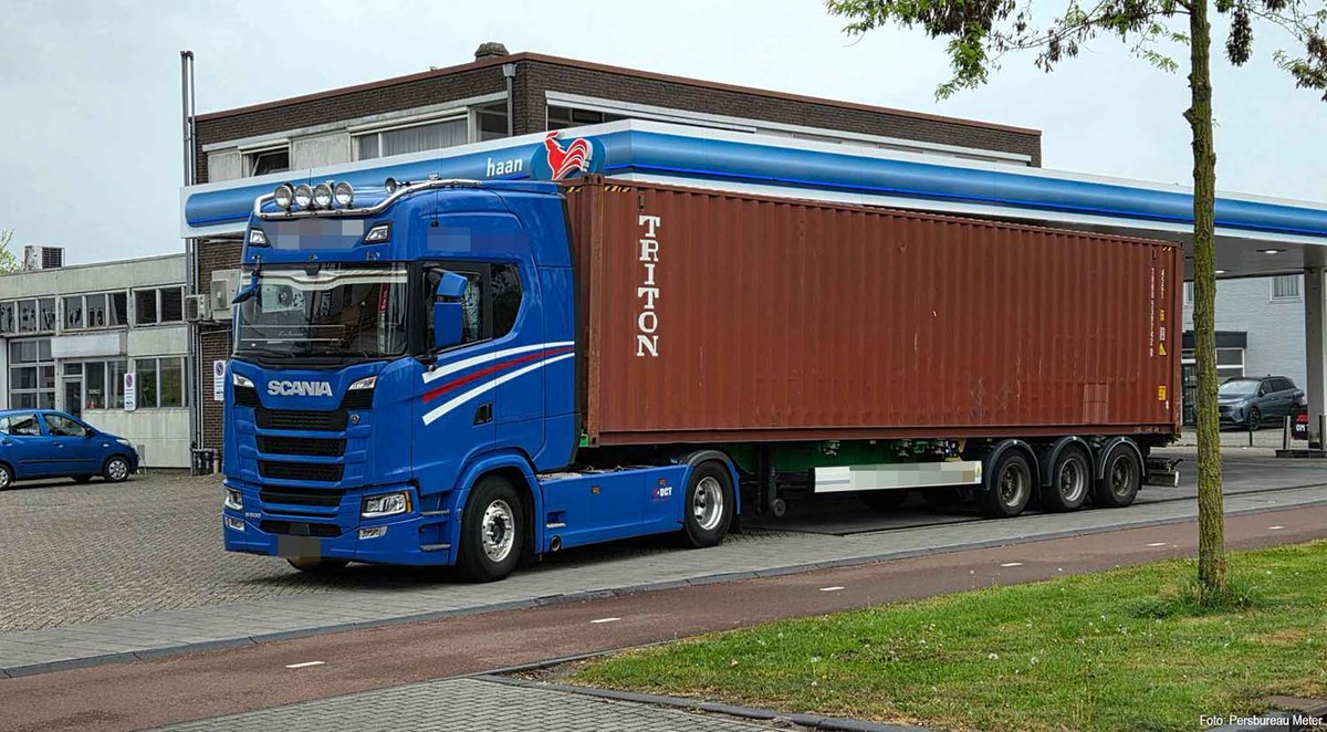Vrachtwagen rijdt zich vast onder dak van tankstation