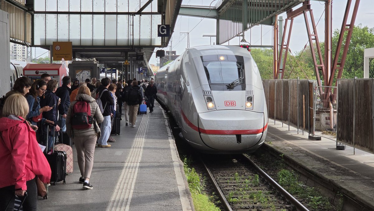 iwaneu07pl's tweet photo. Szwajcaria 🇨🇭 na weekend

Po noclegu ruszamy z Karlsruhe do Stuttgartu ICE267

W Stuttgarcie przesiadka przy jednym peronie na ICE591, którym jedziemy do Augsburga - pierwszy raz jadę Schnellfahrstrecke Wendlingen - Ulm

W Stuttgarcie na torze obok stoi drezyna pomiarowa https://t.co/SpPtKb8VEk