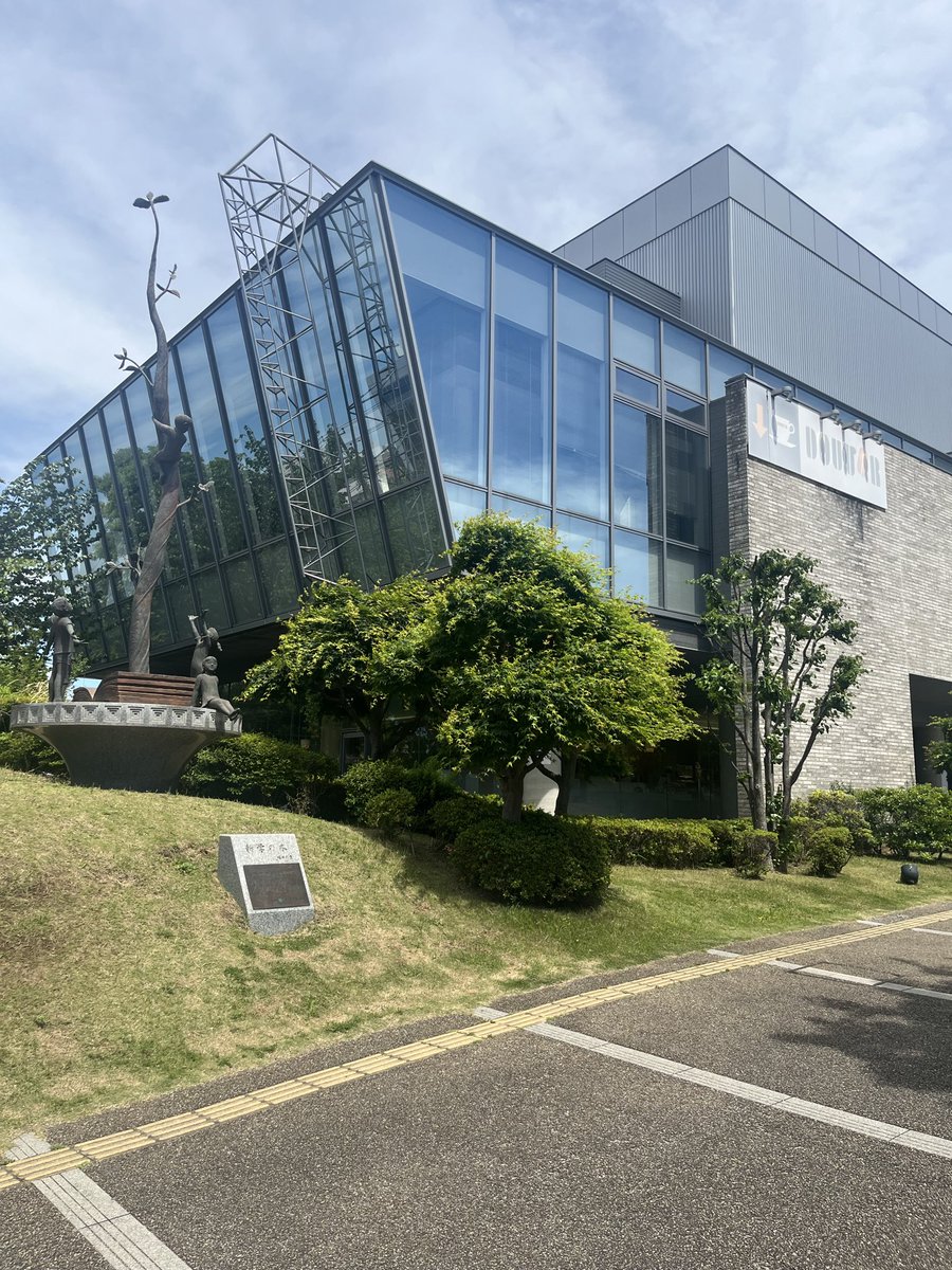 gen32gen's tweet photo. gw中は職着訓練も休みなんで、ほとんど図書館か喫茶店で勉強中（家にいれないため）
町屋といい千葉といい、綺麗な図書館とかで勉強すると勉強嫌いな自分でも、ちょっとは勉強出来てる気分にはなります🤔 https://t.co/YVNk4XhbIF