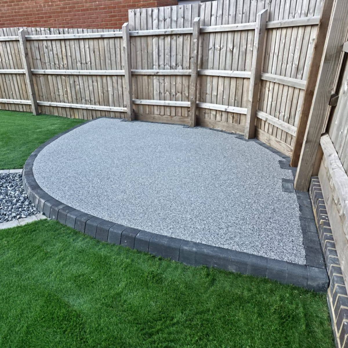 GCLProducts's tweet image. An out of this world @permabounduk project! 🚀

This outstanding garden transformation features two stunning resin bound patio areas using the blend Space Grey! Connected via a loose gravel path and finished with artificial grass!

#home #garden #homeimprovement #resinbound