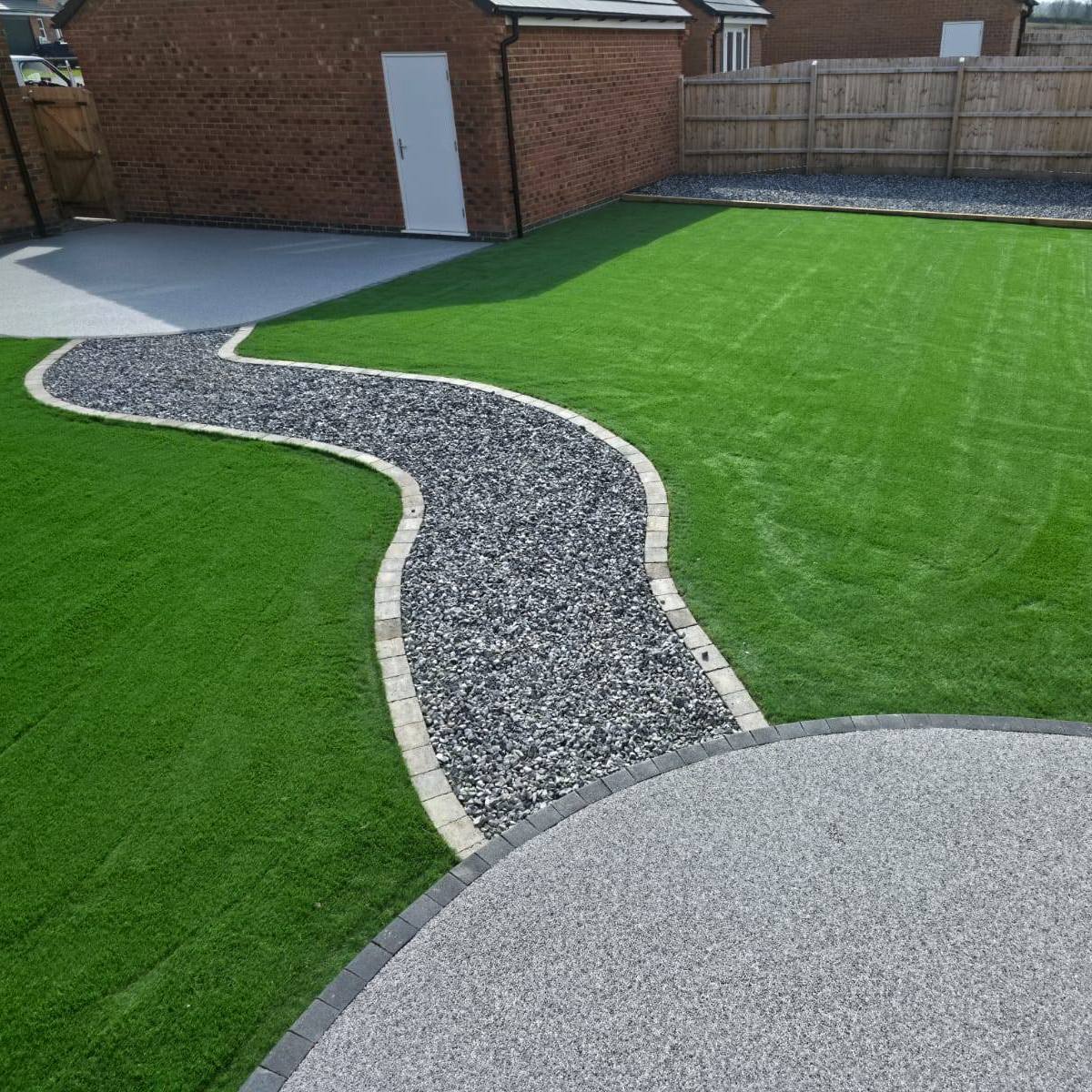 GCLProducts's tweet image. An out of this world @permabounduk project! 🚀

This outstanding garden transformation features two stunning resin bound patio areas using the blend Space Grey! Connected via a loose gravel path and finished with artificial grass!

#home #garden #homeimprovement #resinbound