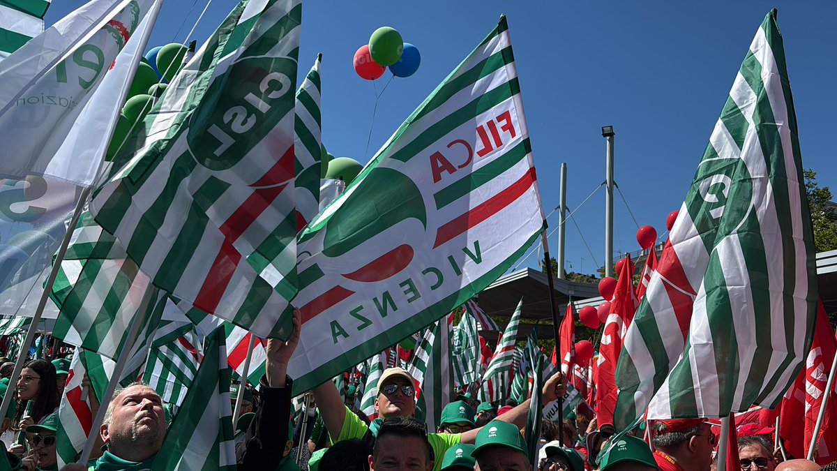 FilcaVeneto's tweet photo. Venerdì #PrimoMaggio, è stata la festa di chi il Paese lo costruisce davvero. 🏗️🇮🇹
La #FilcaCisl era presente nelle piazze e nei cantieri, non solo per celebrare, ma per ribadire un impegno quotidiano.  @UsrVeneto  @cgilnazionale  @uilveneto https://t.co/6QuZg4JQQ5