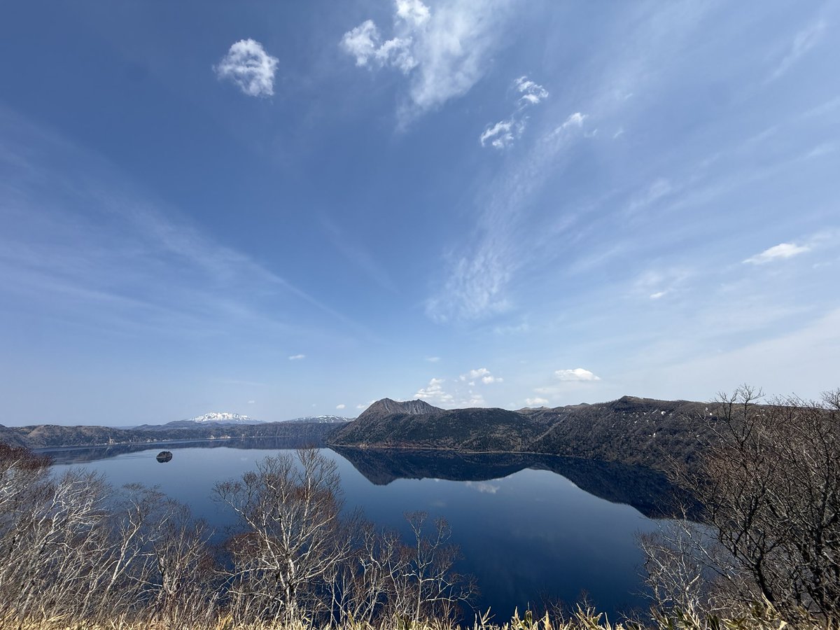 摩周湖、北海道。
初海外から25年。
それなりに色んな国に行ってるけど
それでも国内旅行の満足度が一番高い。
自然が豊かで歴史の厚み、両方ちゃんと持ってる国は意外と少ない。
何より飯が世界一美味いと思うし、どこ行ってもトイレが綺麗。