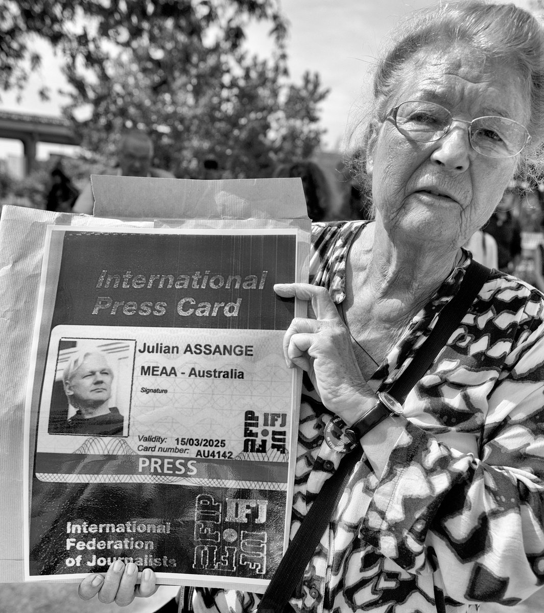 ComiteAssange's tweet photo. La Fédération internationale des journalistes (#FIJ) et sa présidente Dominique #Pradalié, qui remet son mandat cette semaine, se sont engagées pour Julian #Assange.
L’organisation centenaire a répondu présente lors des rassemblements et événements que nous avons (co)organisés. https://t.co/vdBmUSLu2x