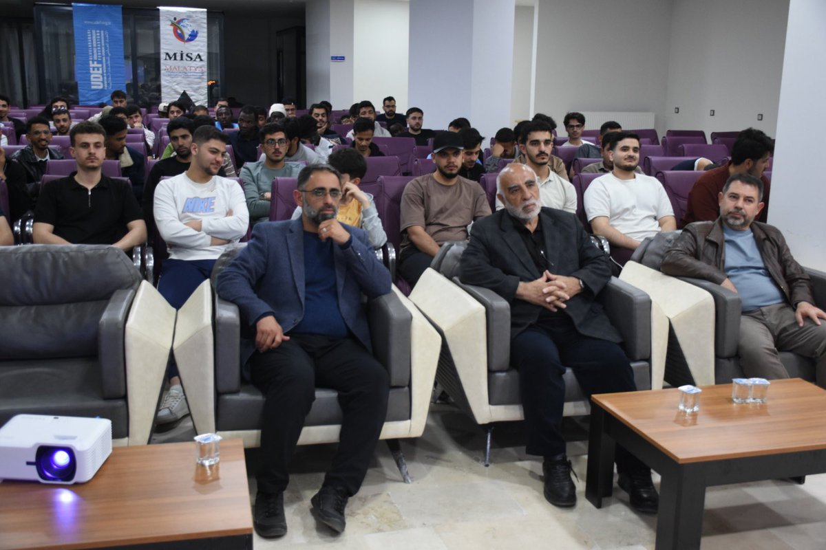 amuhammedislam's tweet photo. Malatya Uluslararası Öğrenci Derneği’mizin organizasyonu ile Beydağı Gençlik Kampı’nda farklı ülkelerden uluslararası öğrencilerle bir araya geldik. Güzel bir ortamda, kardeşlik bağlarının güçlenmesine vesile, nitelikli bir program oldu. 
Yaşadığımız krizlerin üzerimizde oluşturduğu ümitsizlik girdabından çıkmamıza vesile oluyor böyle programlar; elhamdülillah. 
Uluslararası öğrenciler, hem ülkemiz, hem ülkeleri hem de küresel ölçekte yarınların inşaası için bütün insanlık adına kıymetli bir hazine…