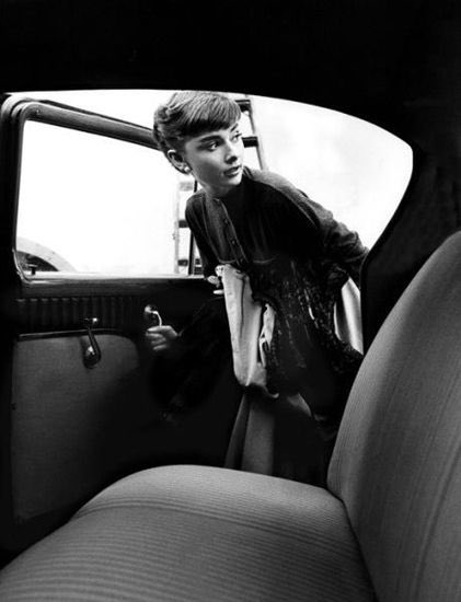 Superstar_Cars's tweet image. Remembering the wonderful Audrey Hepburn, enigmatic film and fashion icon and a tireless advocate for UNICEF, born #OnThisDay in 1929.

📷 During  the filming of ‘Sabrina’ (Dennis Stock, 1953).