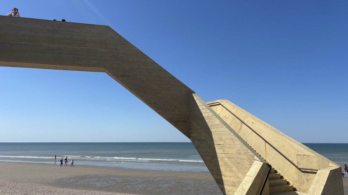 marizajoana_'s tweet photo. We hiked 20km along the beach to see this beauty by Studio Moto
Westerpunt in De Panne, Belgium https://t.co/mqJsgpIQ9D
