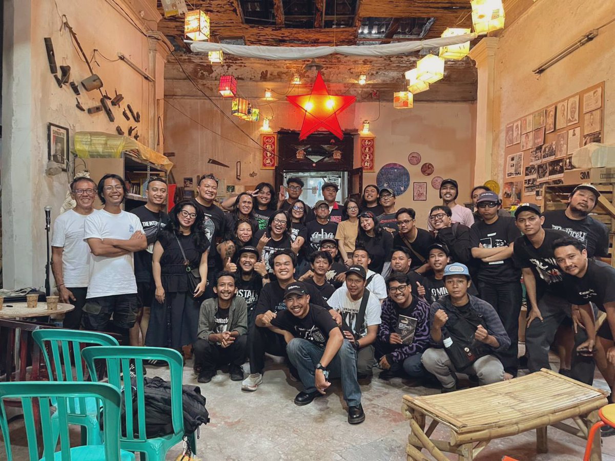 svargaaa_'s tweet photo. Kembali bertemu panglima ormas Homicide, @lord_kobra. Kali ini, berkesempatan untuk memoderatorinya dan tokoh intelektual Jombang, @pribumi_merah. Lain dari itu, di tengah keterbatasan untuk membeli bukunya, syukurnya mendapat hadiah dari @nekromagik @bojakramapress Maturnuwun! https://t.co/OtpbtAsOTq