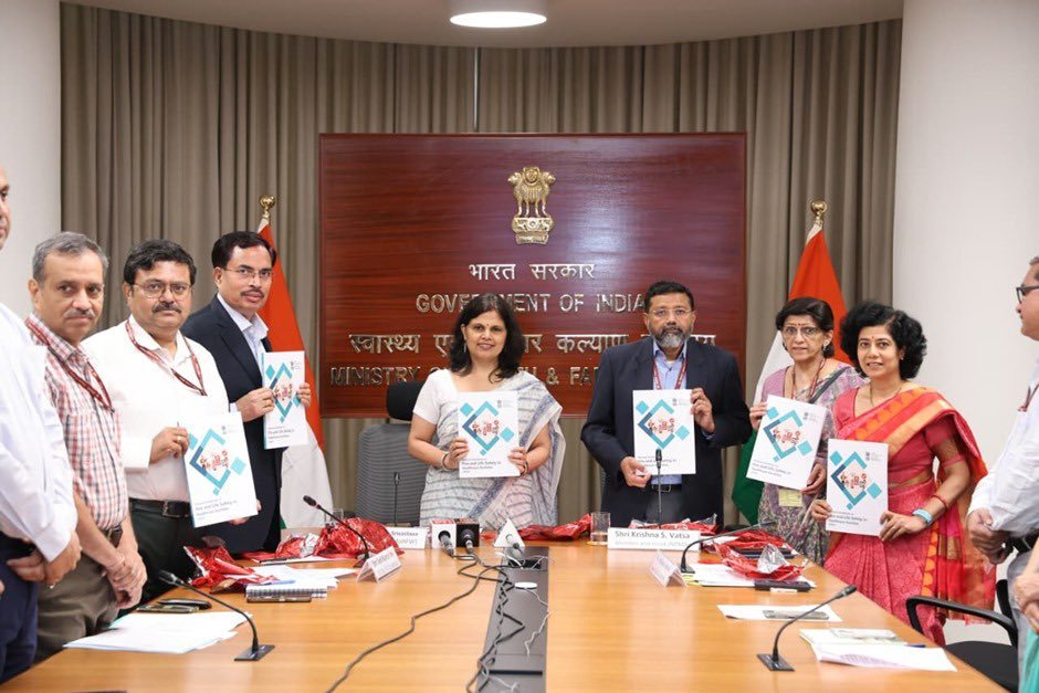 airnewsalerts's tweet photo. Ministry of Health and Family Welfare, in collaboration with all States and Union Territories and various agencies, is observing pan-India ‘#FireSafetyWeek’ from today to raise awareness on the importance of prevention and mitigation of fire hazards across healthcare facilities in the country.
Union Health Secretary Punya Salila Srivastava inaugurated the 𝐅𝐢𝐫𝐞 𝐒𝐚𝐟𝐞𝐭𝐲 𝐖𝐞𝐞𝐤 in New Delhi and led the Pledge on Fire Safety in Health Facilities.
@MoHFW_INDIA
