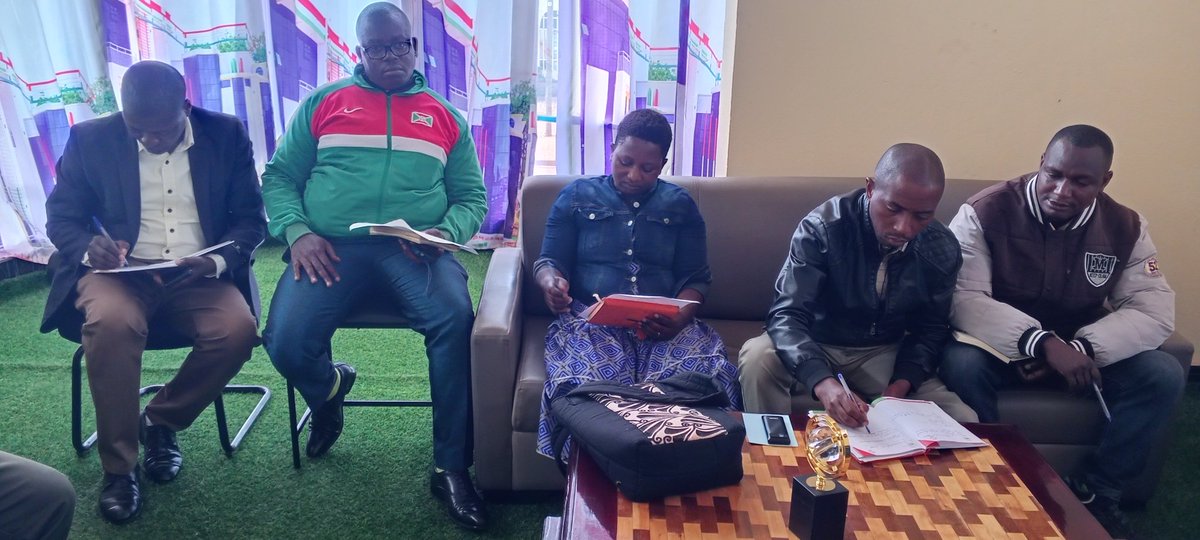 MuyingaCommune's tweet photo. #Buhumuza
#Muyinga
Briefing matinal 
L'administrateur Muyinga Honorable MISAGO Amédée a tenu ce lundi 4 mai 2026 Une réunion avec les Conseillers et Chefs de départements sur: hygiène et assainissement, propreté dans les infrastructures publiques, bureaux zonaux https://t.co/Nt6B8uQRMA
