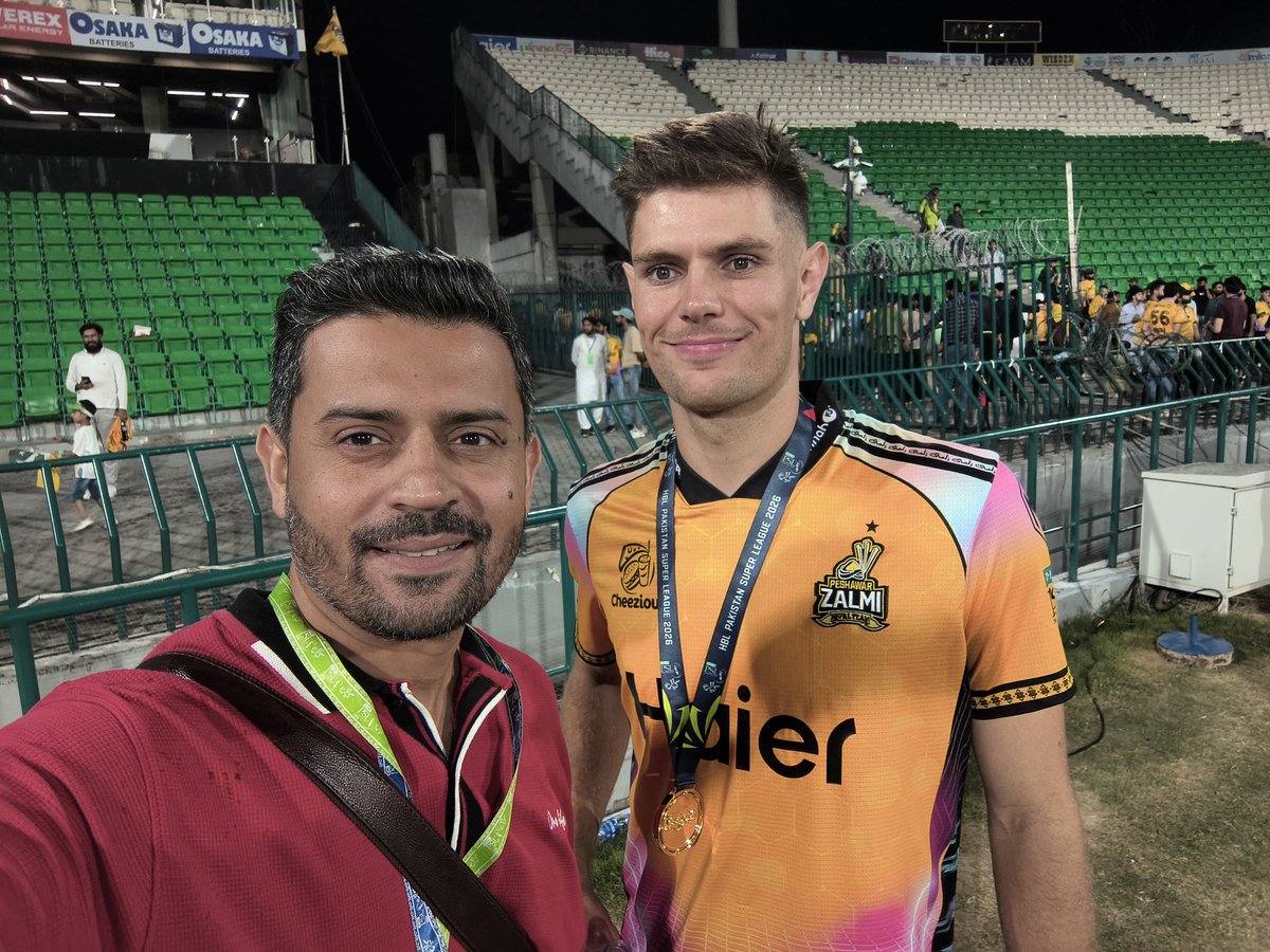 usmann_khann's tweet image. Champions Den! 
➡️ PSL Winning Captain - Babar Azam 
➡️ Player of the Final - Aaron Hardie
And ofcourse Iftimania The Local Chacha 🏆
#psl11 #PSLFINAL #PeshawarZalmi #babarazam