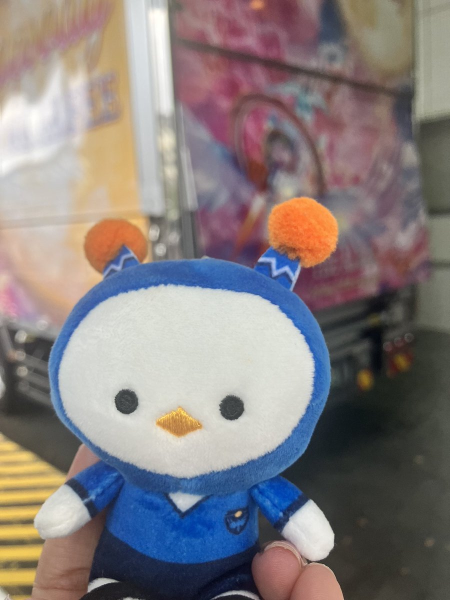mikage_am's tweet image. フリ丸、ここはパシフィコ横浜。
今日はTHE ALFEEのライブ！
後ろはツアトラだよ。

『Wings of Freedom』と『Victory』を歌ってるTHE ALFEE！

フリ丸は会ったこと無いかな？
いつかニッパツに来てくれたら素敵だね。

#yokohamafc #フリ丸 
#THEALFEE #アルフィー