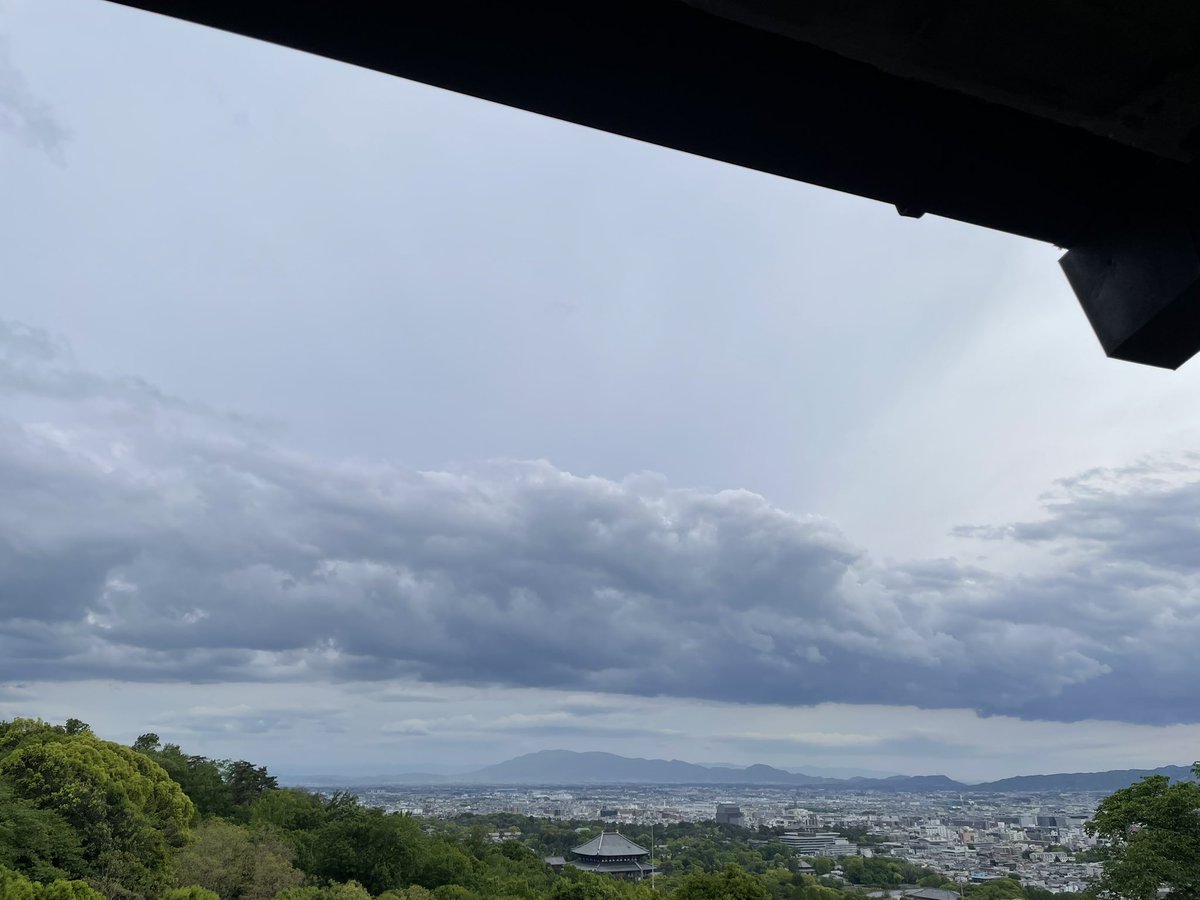 voshans's tweet image. Een fraaie namiddag in #Nara, #Japan…

De stad gezien vanuit onze tatami-kamer in herberg #Mikasa #Tsukihitei op de flank van de #Wakakusa berg. 

Maandag 4 mei 2026, 17.30 uur 

#fotografie #photography
#travel #travelphotography
#citylife #stadsleven 
#cityview #stadsgezicht