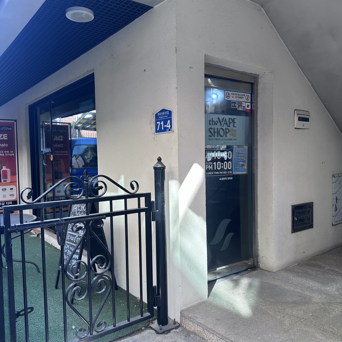 malone_japan's tweet photo. 🧡ザ・ベイプショップ ダミ ホンデ入口駅店🧡

✅住所 : ソウル市麻浦区ワウサンロ35ギル 71-4 1階

✅アクセス : 弘大入口駅 7番出口から徒歩約1〜2分、「ゴマンゴ」右側の路地内
 
✅営業時間：13:00~22:00

#malonebar #malone #マロンバー #電子タバコ #ベイプ https://t.co/VRTkuo0xZd