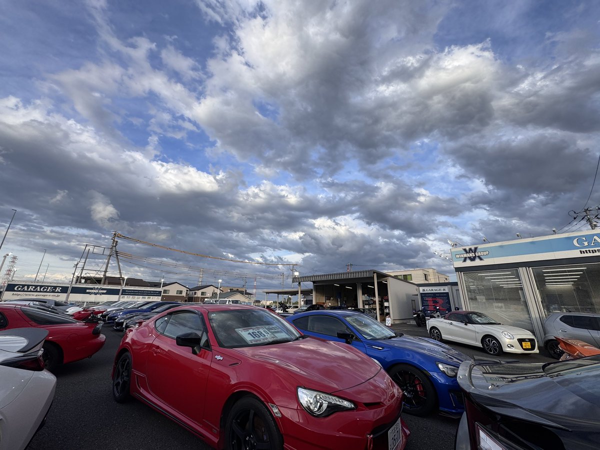 garage_rKoide's tweet photo. 撮影したぞォ〜マジ良い車(๑˃̵ᴗ˂̵)
心の底からおすすめできます。

ガレージアール本店の本気在庫‼️
https://t.co/vihfZZanTh
今日の雲が素敵な感じで好きだなぁ

今日はコレからキングバイヤー👑
頑張ります、♪( ´θ｀)ノ https://t.co/UKScNNpYkB