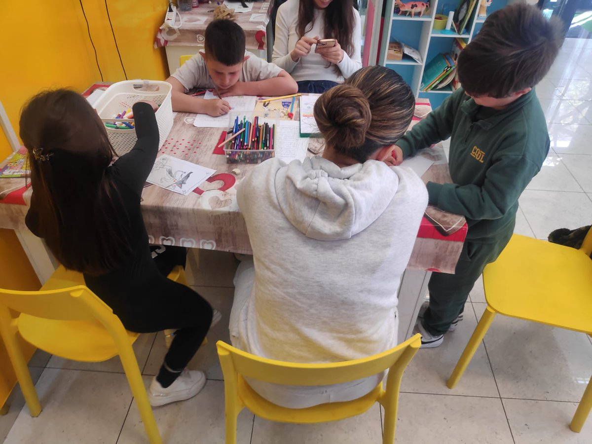 FAGAVALENCIA's tweet photo. Sarsalé Patraix: Inicio del acompañamiento educativo. El mes de Marzo comenzamos de forma habitual el acompañamiento educativo,esperado con gran interés por todas las familias. Ya en marcha con una gran ilusión. #UE
#kumpania
#ikumpania
#pueblogitano
#PFSE+CV21-27
#gva https://t.co/ILIxNyc38U