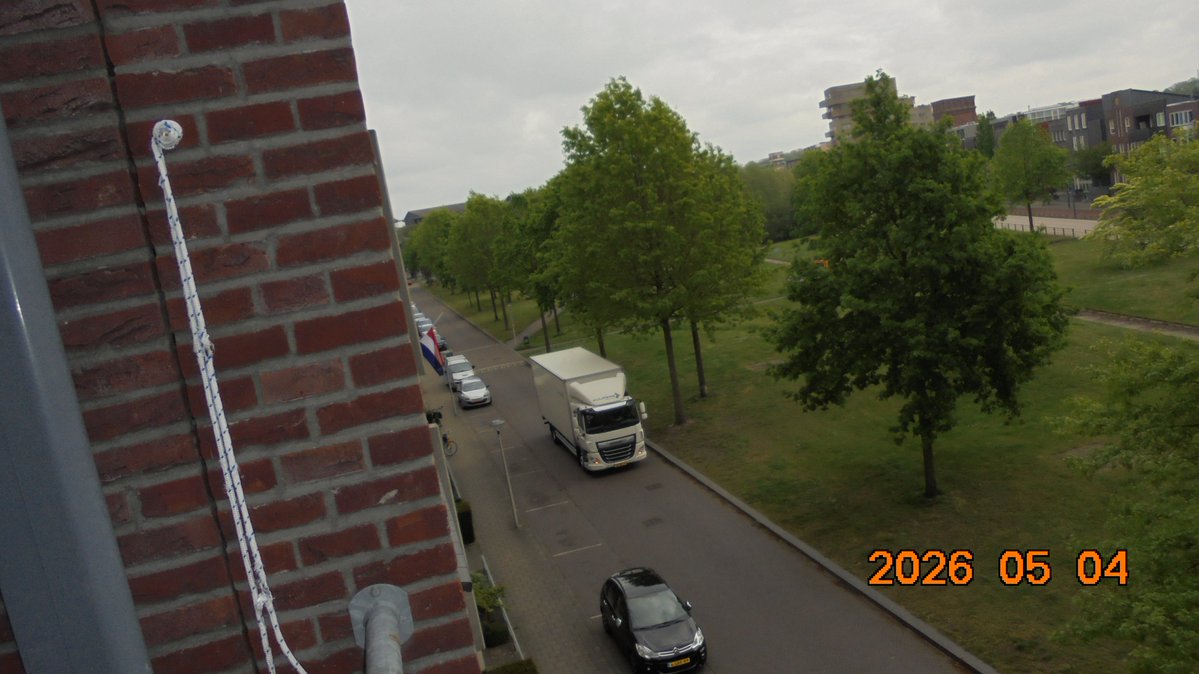 PMG_RIP's tweet image. Kijk, deze kleine vrachtwagen wil een pakket bezorgen maar neemt het weer mee terug. Rijdt dan achteruit de eenrichtingsweg terug (zie bord in andere richting).
In het pakket zaten samengeperste houtsnippers van de Ikea. U betaalt alleen voor de vervoerskosten.
#SHELL