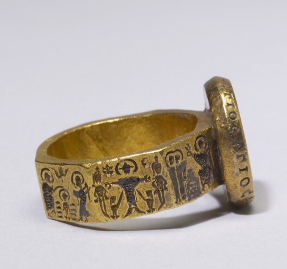 ghostofhellas's tweet photo. Byzantine marriage ring with scenes from the life of Christ, 6th-7th century AD.

The Ascension is shown on the flat surface of the bezel (top).   Protective powers were attributed to scenes of the life of Christ, which combine to form a prayer in pictures. (Walters Art Museum) https://t.co/hffUCemW3l