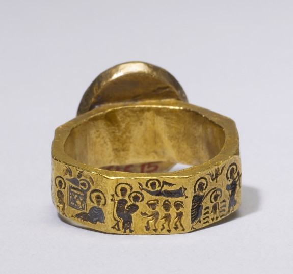ghostofhellas's tweet photo. Byzantine marriage ring with scenes from the life of Christ, 6th-7th century AD.

The Ascension is shown on the flat surface of the bezel (top).   Protective powers were attributed to scenes of the life of Christ, which combine to form a prayer in pictures. (Walters Art Museum) https://t.co/hffUCemW3l