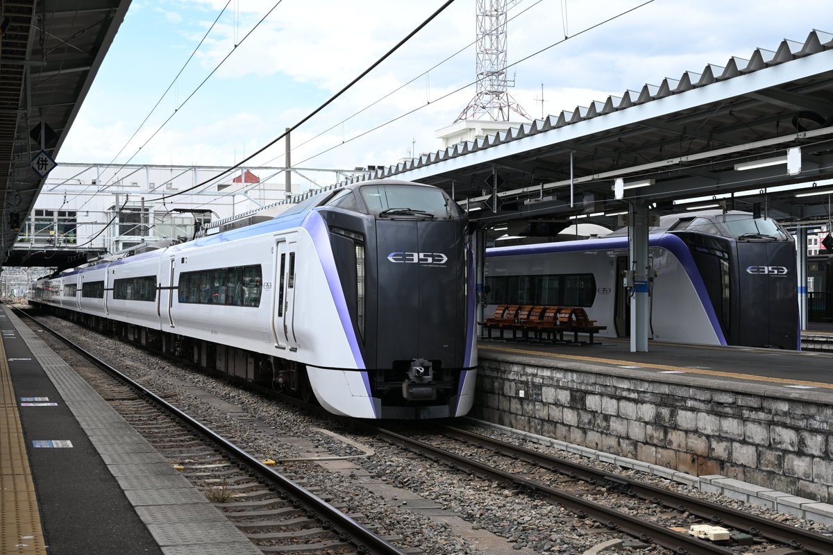 GWの為、臨時列車もたくさん運転されており、昼過ぎの松本駅のホームに