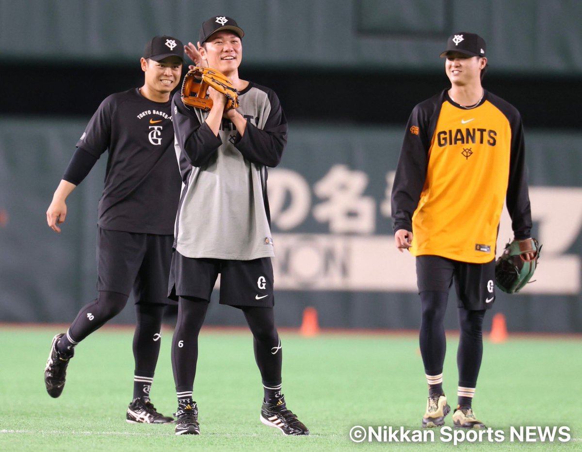 今日のG練習写真館📸】 坂本勇人選手は田中瑛斗投手、中山礼都選手