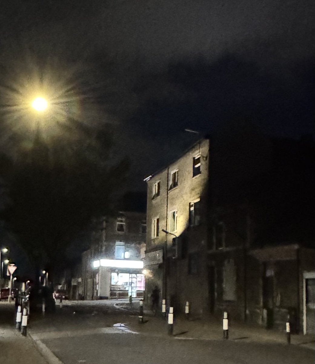 Barb_Drummond's tweet photo. #MondayMoon #bollards https://t.co/tNwVg24ZdT