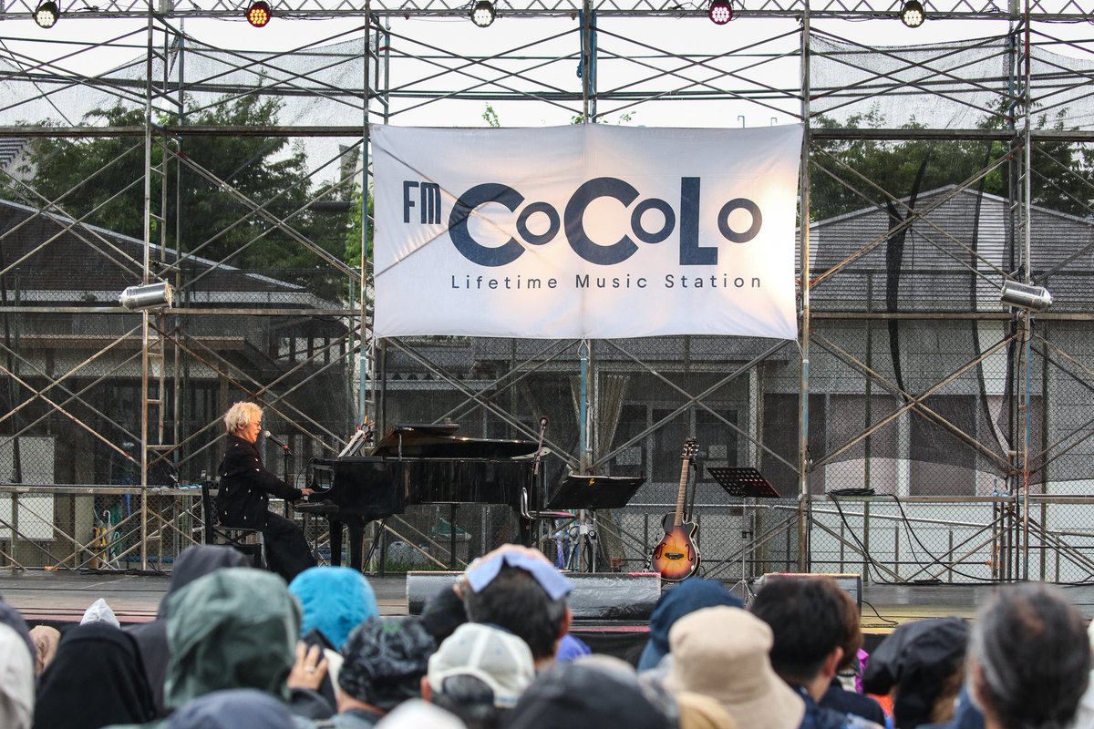fmcocolo765's tweet photo. /／
🎷第28回 #高槻ジャズストリート🎹
\＼
✨FM COCOLO ステージ✨
🏫高槻市立桃園小学校グラウンド

5/4(月・祝)第2日目6組目は、、
＼#原田真二 さん／登場！！

雨にも負けず、大盛り上がり！
シンガロングが響き渡る会場🎤
お客さんの一体感！
素晴らしいステージでした👏🏻

📷Photo by田浦ボン

@Team0726
@wjw765_fmcocolo