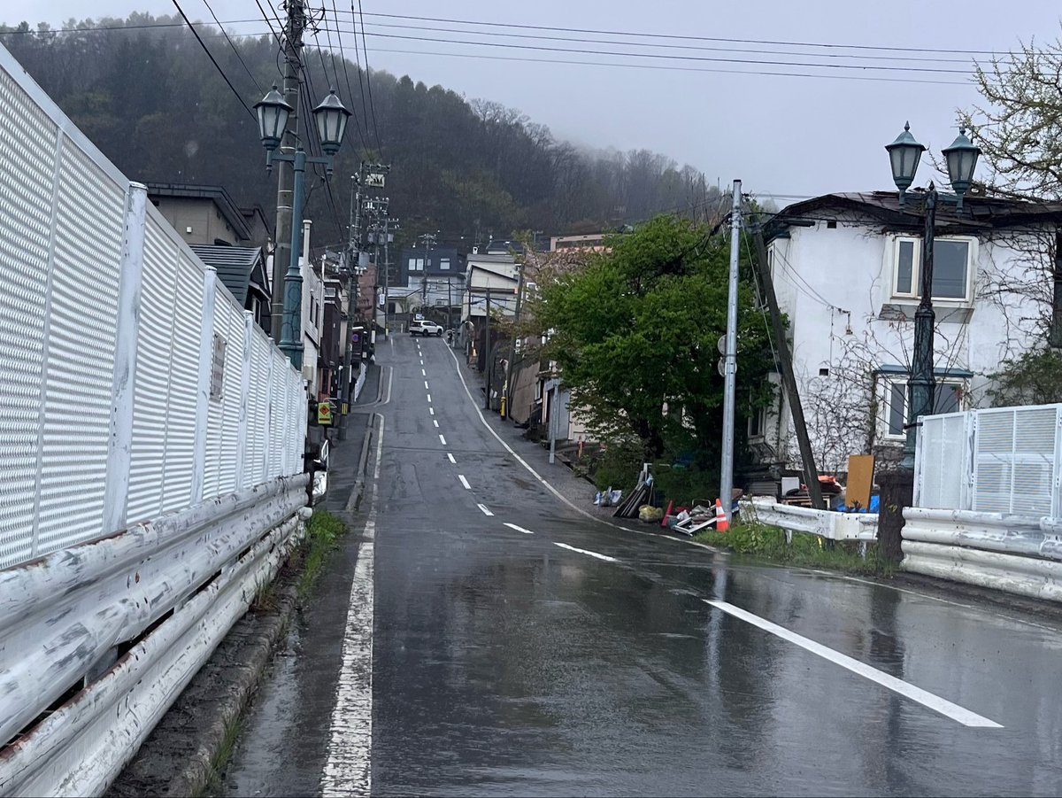 sakanamo_19's tweet photo. 小樽にある一郎さんの実家「メリーゴーランド木彫工房」に来られた！
ライトダンスの歌詞通り、「坂の上、白い家」でした。感動！ https://t.co/oTLlGjEXe6