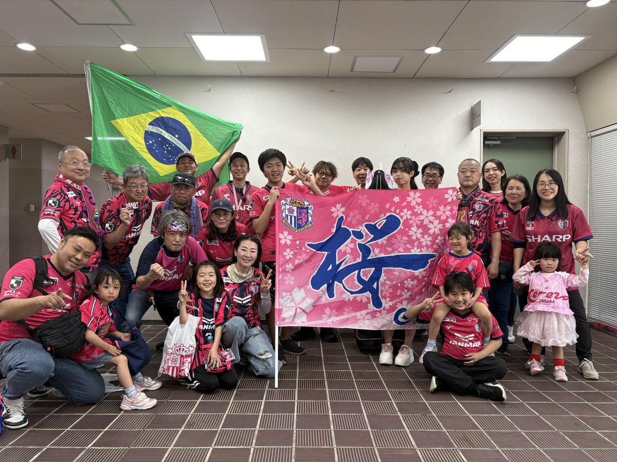 r1n_a_7na0's tweet photo. あの日のワクワク、今でもちゃんと覚えてる🥺🌸✨

小学校低学年のとき、キンチョウスタジアムで声をかけてもらって
はじめてフラッグシンフォニーに参加できた日🌸

あのときの一歩があったから、今の私がいるって思うし
今でも試合を観に行くたびに参加できるのが本当にうれしい(≧∀≦)

↓続く https://t.co/W40C7Te7pH