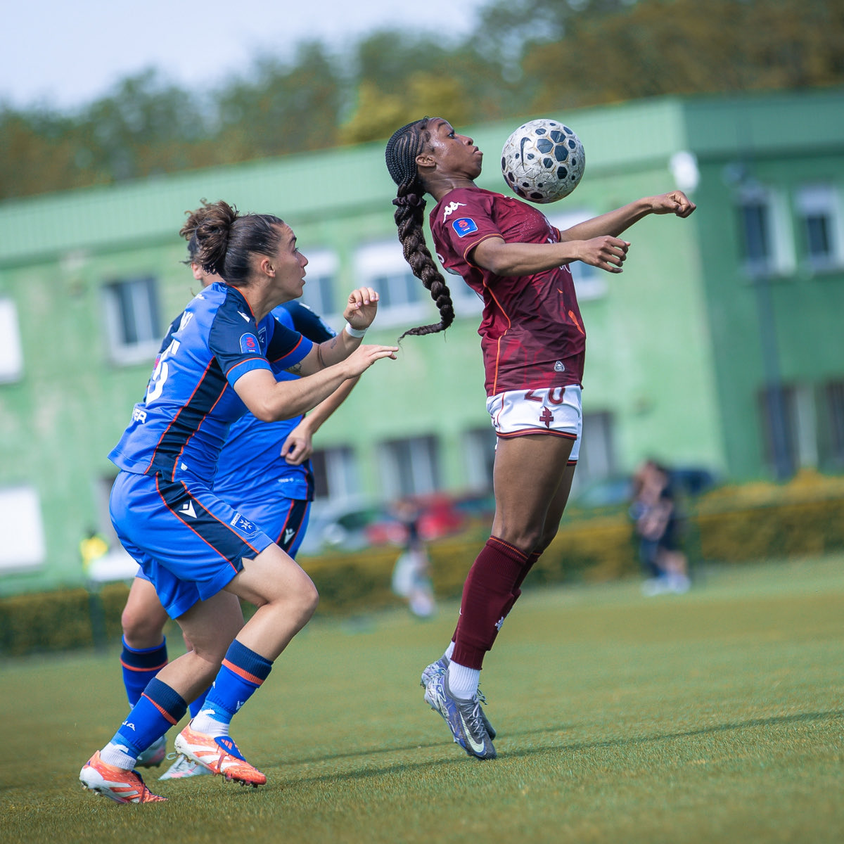 FemininesFCMetz's tweet photo. Une victoire qui fait du bien 🤩

Nos Messines se sont imposées (3-2) face à l’@AJA_Feminines et sortent donc de la zone rouge 💜

📸 @letsgomtz https://t.co/bGkJC1vT1A