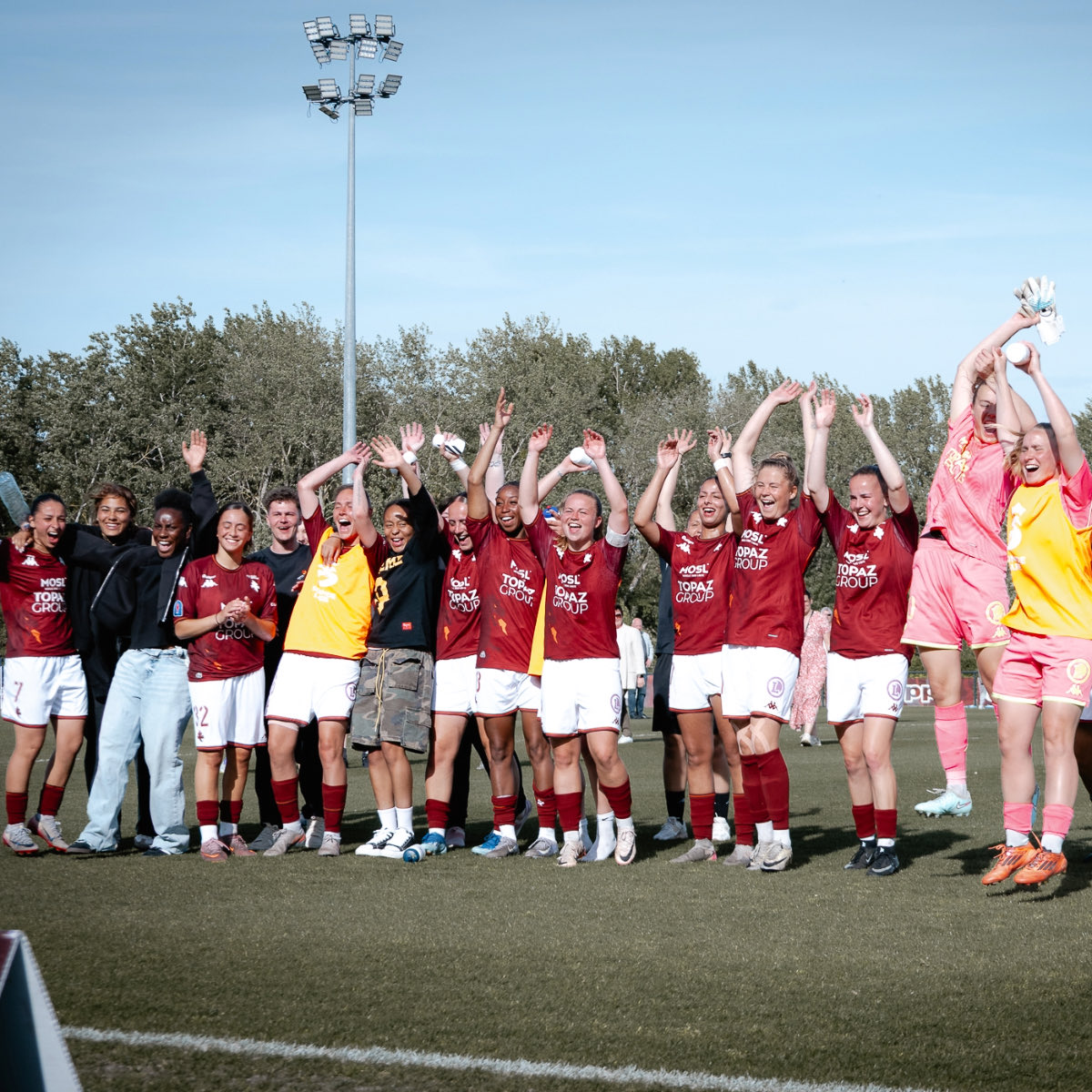 FemininesFCMetz's tweet photo. Une victoire qui fait du bien 🤩

Nos Messines se sont imposées (3-2) face à l’@AJA_Feminines et sortent donc de la zone rouge 💜

📸 @letsgomtz https://t.co/bGkJC1vT1A