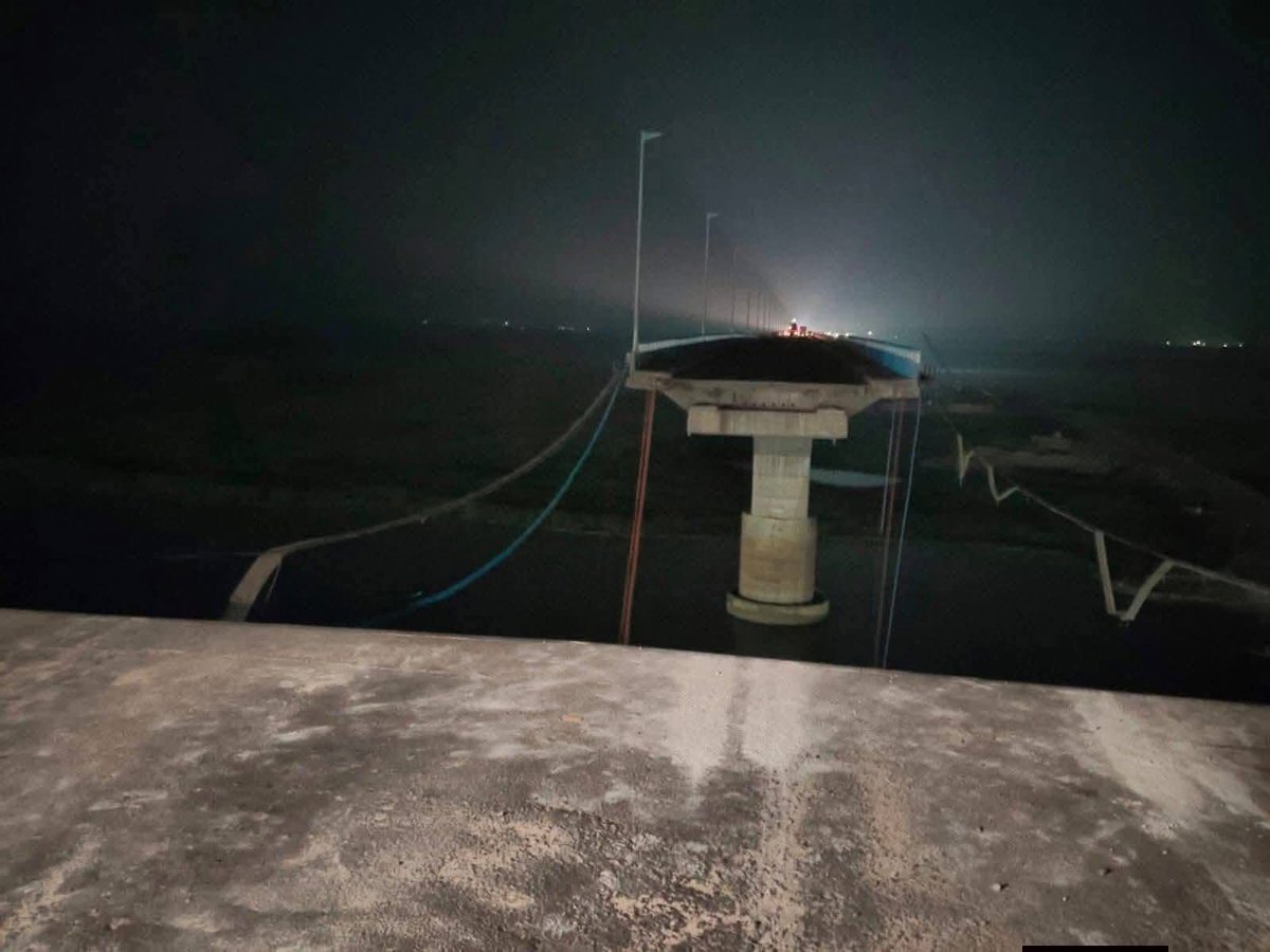 thepagetody's tweet image. #Breaking News: #india A major section of Vikramshila Setu in Bhagalpur, #Bihar partially collapsed early today as a large concrete slab near pillar 133 fell into the Ganga River. The 4.7-km bridge, opened in 2001, handles over 50,000 vehicles daily. Traffic has been suspended