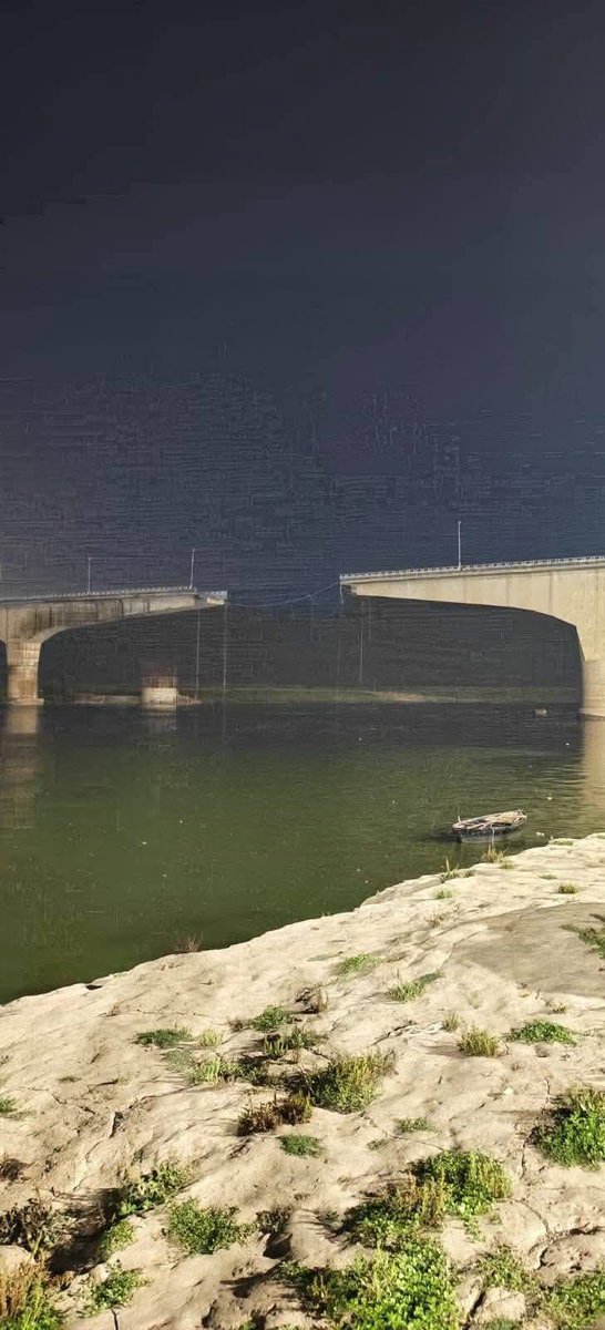 thepagetody's tweet image. #Breaking News: #india A major section of Vikramshila Setu in Bhagalpur, #Bihar partially collapsed early today as a large concrete slab near pillar 133 fell into the Ganga River. The 4.7-km bridge, opened in 2001, handles over 50,000 vehicles daily. Traffic has been suspended