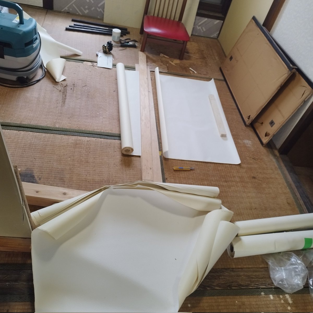 tarou19791118's tweet image. 下準備大変💦

クロス貼るのに事前に、測って切ってと〜モリモリDIY頑張るぞ〜。

最近元気なので着々と作業進んでいて嬉しいです。

元気な時は不動産頑張って、体調不良の時はベッドでゴロゴロしてるので株の売買が進みます🤣

#不動産投資 #築古 #dıy #大家 #物件