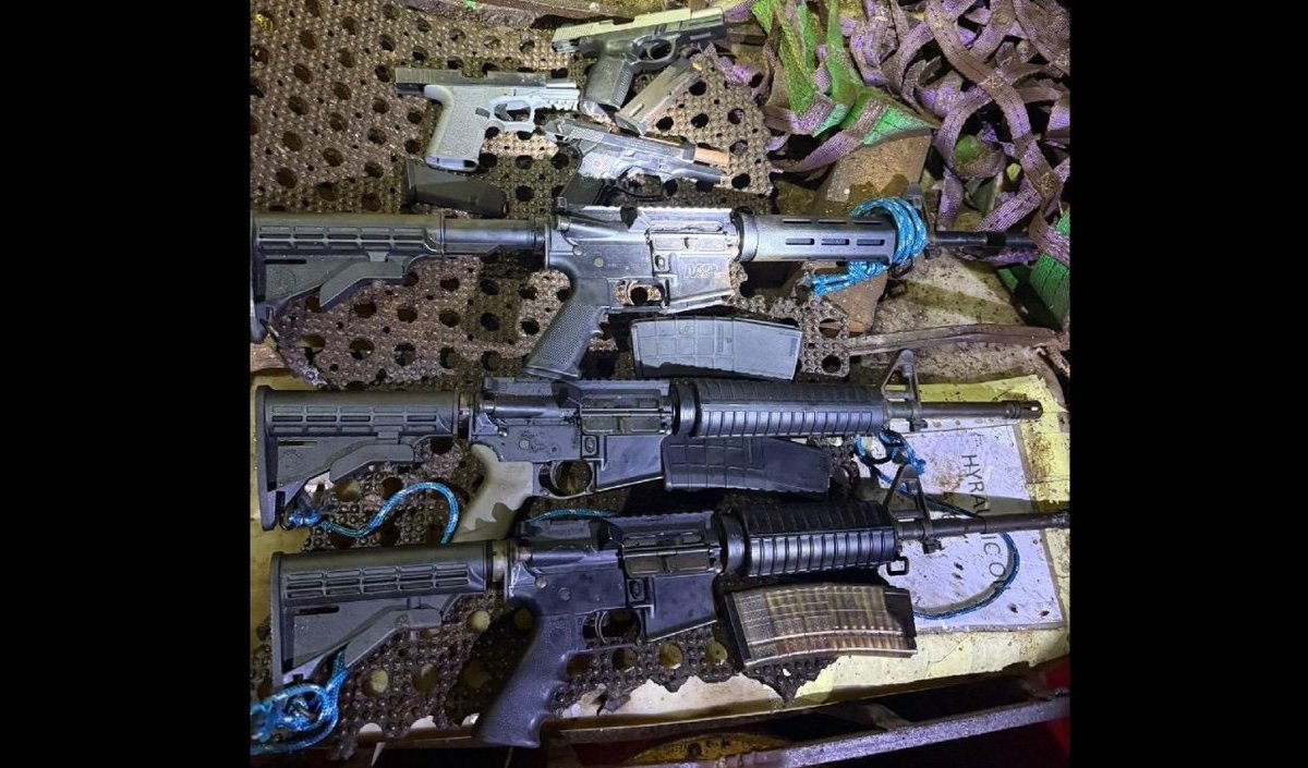 narcodiario's tweet photo. El mayor alijo de #cocaína de todos los tiempos, más de 30.000 kilos, estaba custodiado con estas armas. Los 23 detenidos ya están en #laspalmas . Toda la última hora y el primer VÍDEO 📹, en 
https://t.co/CwxGpoJ7zr https://t.co/7Pi1WI4VhS