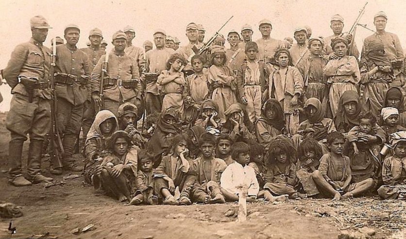 pakurdorg's tweet photo. Jenosîda Dêrsimê ya 4ê Gulana 1937ê ne tenê rojekî di dîrokê de mayî ye. Dewleta tirk îro ev komkujî biriye her derê Kurdistanê û jibo berdewamiya wê bi hemû hêza xwe dixwaze Gelê Kurd bê statû bihêle. Em tica jibîr nakin! Rehma Xudê liser qurbaniyan be. 
#Dersim #DersimSoykırımı https://t.co/k3X2tlliCi