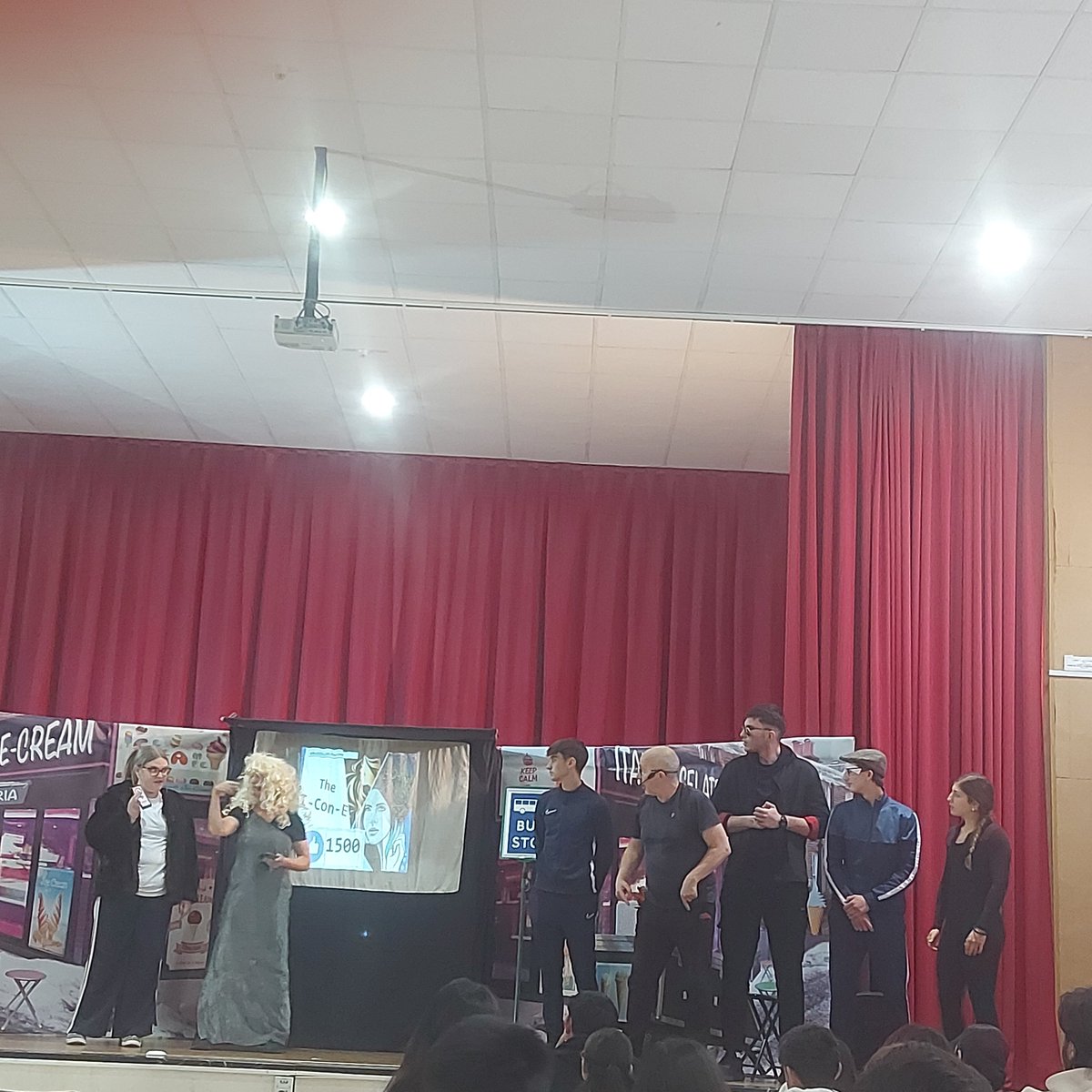 iesdonana's tweet photo. Programa de Competencia Comunicativa en Enseñanza Bilingüe. El alumnado de 1ºESO tuvo la oportunidad de participar en una enriquecedora inmersión lingüística en Waingunga. Dentro de este programa, todo el alumnado de ESO y BTO asistió a al teatro en inglés Only Humans. https://t.co/lGQp6yfWjE