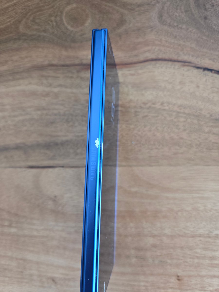 VMaxF1's tweet photo. @SamsungAU Paint flaking off a ~$3000 device before it hits six months old is pretty poor. Is there anything that can be done? https://t.co/KUfybCyyee