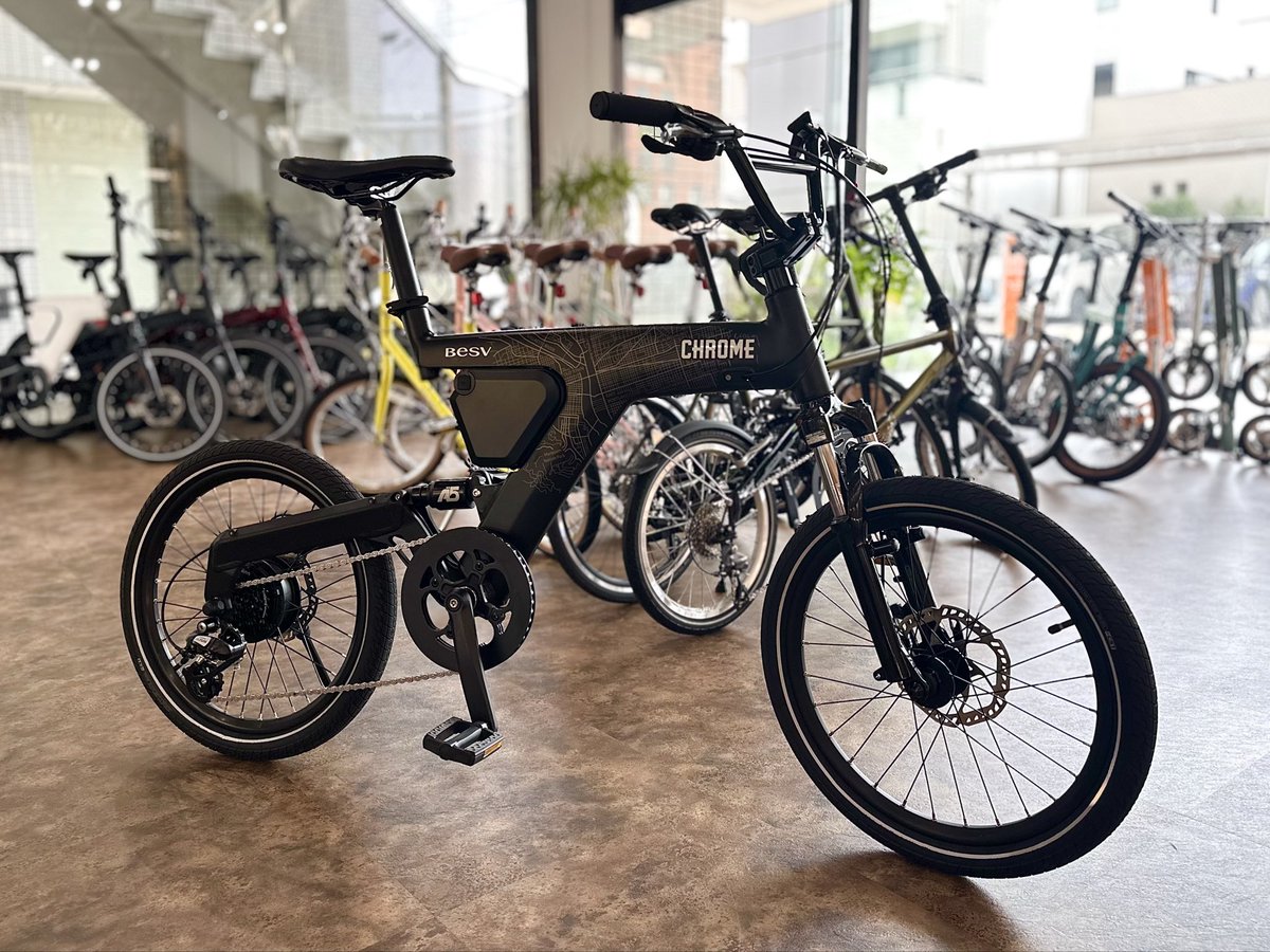 LORO_MATSUYAMA's tweet image. 店頭在庫のご紹介✨
スタイリッシュ＆上質な電動アシスト🚲

✴︎BESV × CHROME Limited Edition

マットブラック×マップ柄
BMXハンドルでストリート感◎

前後サスで快適な乗り心地
最大約90km走行でロングライドもOK

見た目も走りもワンランク上。
ぜひ店頭でご体感ください😊

#BESV #CHROME