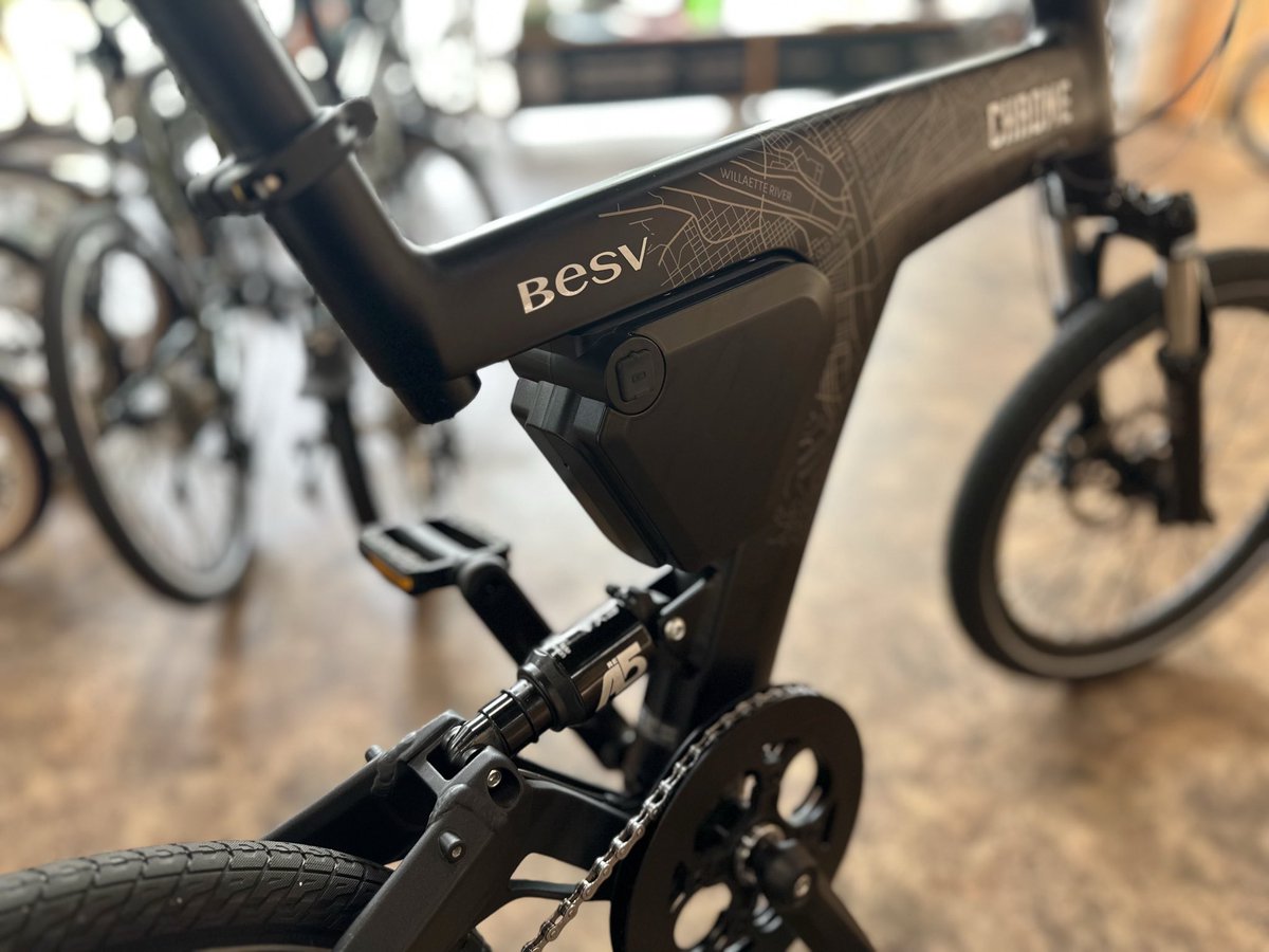LORO_MATSUYAMA's tweet image. 店頭在庫のご紹介✨
スタイリッシュ＆上質な電動アシスト🚲

✴︎BESV × CHROME Limited Edition

マットブラック×マップ柄
BMXハンドルでストリート感◎

前後サスで快適な乗り心地
最大約90km走行でロングライドもOK

見た目も走りもワンランク上。
ぜひ店頭でご体感ください😊

#BESV #CHROME