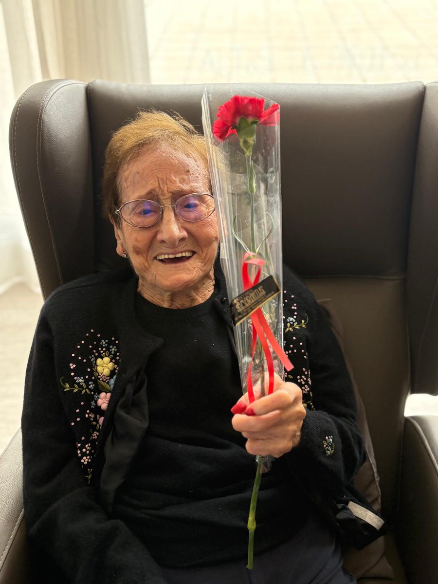 ResiAltosParque's tweet photo. Misión cumplida en Altos Parquesol! ❤️💐 Tras días de taller, nuestros residentes entregaron sus flores artesanales para celebrar un #DíaDeLaMadre inolvidable. 

Detalles hechos a mano que valen oro. ✨👵

#ResidenciasClece https://t.co/G3kPECMYgR