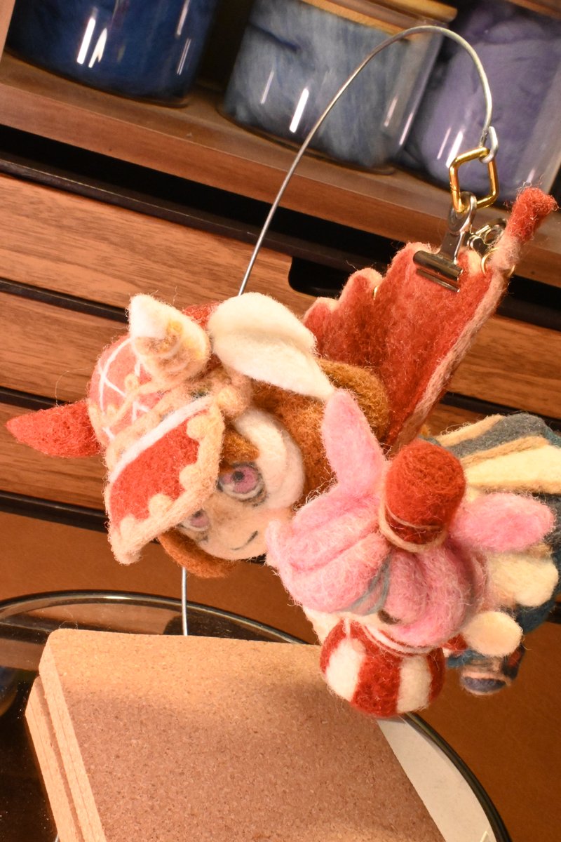 Narai_M's tweet photo. ウマ娘プリティーダービーより、マルシュロレーヌちゃん作りました！
キョウエイマーチ号が好きだったので、孫のマルシュちゃん推し。いい感じに摘めるマントがあったので、キーホルダーでたまに見かける「つまめるシリーズ」に（続

#ウマ娘 #マルシュロレーヌ #つままれマルシュ #羊毛フェルト https://t.co/aowTCWckL2