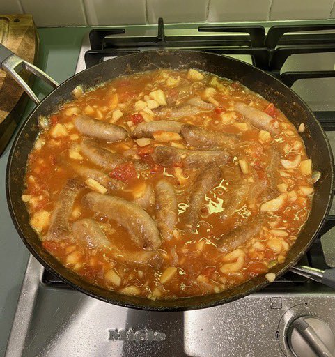 manfromroto's tweet image. “Life is a casserole, old chum,
Come to the casserole.”
#Dinner   #SausageAndBeanCasserole
